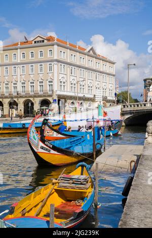 Bateaux Moliceiros traditionnels sur le canal d'Aveiro, Portugal. Banque D'Images