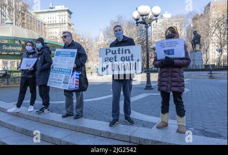 NEW YORK, New York – le 22 janvier 2022 : des manifestants sont vus dans le parc Union Square de New York lors d’un rassemblement en faveur de l’Ukraine. Banque D'Images