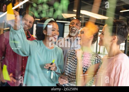 Heureux collègues multiraciaux hommes et femmes en réunion au bureau de création Banque D'Images