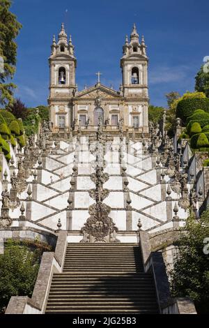 L'escalier des cinq sens menant à l'église sur le terrain du sanctuaire BOM Jesus do Monte à Tenoes, Braga, Portugal, Europe. Banque D'Images