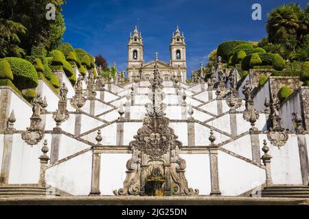 L'escalier des cinq sens menant à l'église sur le terrain du sanctuaire BOM Jesus do Monte à Tenoes, Braga, Portugal, Europe. Banque D'Images