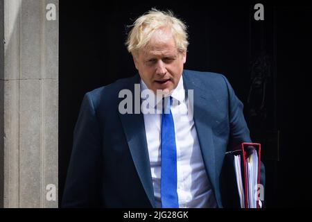 Londres, Royaume-Uni. 06th juillet 2022. Le Premier ministre Boris Johnson quitte Downing Street pour que le Parlement assiste aux questions du Premier ministre et à une session du Comité de liaison à Londres. Johnson a averti les députés conservateurs qu'il avait l'intention de rester sur place alors que les traceurs de son parti se réunissent pour discuter d'un nouveau vote de confiance potentiel au milieu des vagues de démissions ministérielles. Crédit : SOPA Images Limited/Alamy Live News Banque D'Images