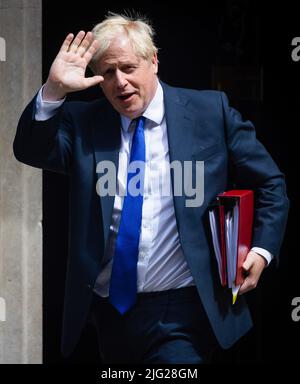 Londres, Royaume-Uni. 06th juillet 2022. Le Premier ministre Boris Johnson quitte Downing Street pour que le Parlement assiste aux questions du Premier ministre et à une session du Comité de liaison à Londres. Johnson a averti les députés conservateurs qu'il avait l'intention de rester sur place alors que les traceurs de son parti se réunissent pour discuter d'un nouveau vote de confiance potentiel au milieu des vagues de démissions ministérielles. Crédit : SOPA Images Limited/Alamy Live News Banque D'Images