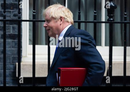 Londres, Royaume-Uni. 06th juillet 2022. Le Premier ministre Boris Johnson quitte Downing Street pour que le Parlement assiste aux questions du Premier ministre et à une session du Comité de liaison à Londres. Johnson a averti les députés conservateurs qu'il avait l'intention de rester sur place alors que les traceurs de son parti se réunissent pour discuter d'un nouveau vote de confiance potentiel au milieu des vagues de démissions ministérielles. Crédit : SOPA Images Limited/Alamy Live News Banque D'Images