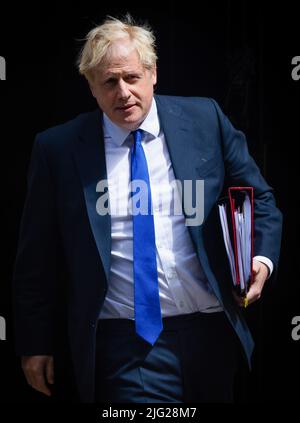 Londres, Royaume-Uni. 06th juillet 2022. Le Premier ministre Boris Johnson quitte Downing Street pour que le Parlement assiste aux questions du Premier ministre et à une session du Comité de liaison à Londres. Johnson a averti les députés conservateurs qu'il avait l'intention de rester sur place alors que les traceurs de son parti se réunissent pour discuter d'un nouveau vote de confiance potentiel au milieu des vagues de démissions ministérielles. (Photo de Tejas Sandhu/SOPA Images/Sipa USA) Credit: SIPA USA/Alay Live News Banque D'Images