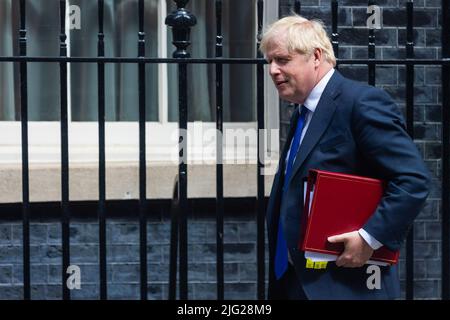 Londres, Royaume-Uni. 06th juillet 2022. Le Premier ministre Boris Johnson quitte Downing Street pour que le Parlement assiste aux questions du Premier ministre et à une session du Comité de liaison à Londres. Johnson a averti les députés conservateurs qu'il avait l'intention de rester sur place alors que les traceurs de son parti se réunissent pour discuter d'un nouveau vote de confiance potentiel au milieu des vagues de démissions ministérielles. (Photo de Tejas Sandhu/SOPA Images/Sipa USA) Credit: SIPA USA/Alay Live News Banque D'Images