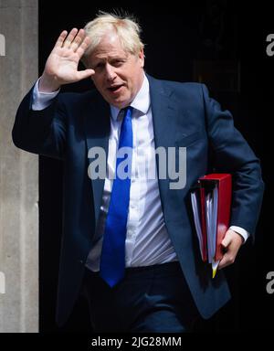 Londres, Royaume-Uni. 06th juillet 2022. Le Premier ministre Boris Johnson quitte Downing Street pour que le Parlement assiste aux questions du Premier ministre et à une session du Comité de liaison à Londres. Johnson a averti les députés conservateurs qu'il avait l'intention de rester sur place alors que les traceurs de son parti se réunissent pour discuter d'un nouveau vote de confiance potentiel au milieu des vagues de démissions ministérielles. (Photo de Tejas Sandhu/SOPA Images/Sipa USA) Credit: SIPA USA/Alay Live News Banque D'Images