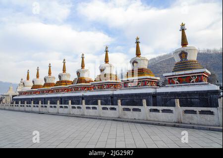 La pagode propice est la première scène que vous verrez dans le monastère de Ta er. Les huit stupas représentaient les huit étapes de la vie de Bouddha. Banque D'Images