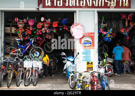 Centre-ville, Surin, magasin de vélos local, ISAN(Isaan), Thaïlande, Asie du Sud-est, Asie Banque D'Images