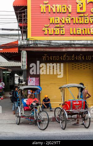 Centre-ville, rickshaws attendant les passagers, Surin, rickshaw ISAN(Isaan), Thaïlande, Asie du Sud-est, Asie Banque D'Images