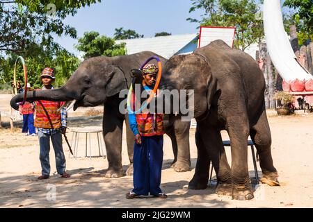 Village d'éléphants, spectacle d'éléphants, représentation, Surin, ISAN(Isaan),Thaïlande, Asie du Sud-est, Asie Banque D'Images