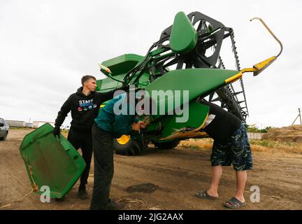 Odessa, Ukraine. 23rd juin 2022. Les agriculteurs réparent une moissonneuse-batteuse dans un champ de la région d'Odesa, dans le sud de l'Ukraine. Alors que l'invasion russe se poursuit en Ukraine, plus de 20 millions de tonnes de céréales ukrainiennes ont été bloquées dans les ports ukrainiens, dont une part importante était destinée au Programme alimentaire mondial de l'ONU, selon les médias locaux. (Photo de Pavlo Gonchar/SOPA Images/Sipa USA) crédit: SIPA USA/Alay Live News Banque D'Images