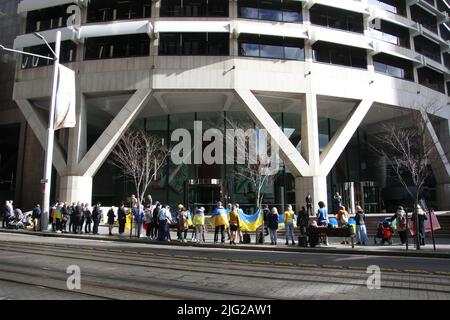 Sydney, Australie. 7th juillet 2022. Les Ukrainiens et leurs partisans protestent au siège social Freelancer.com de Grosvenor place, 225 George Street, Sydney, car ils continuent à faire des affaires en Russie et financent donc la guerre. Credit: Richard Milnes/Alamy Live News Banque D'Images