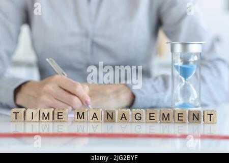 Mots de gestion du temps recueillis avec des cubes en bois Banque D'Images