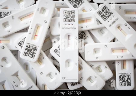 SELBY, ROYAUME-UNI - 6 JUIN 2022. Un résultat positif pour le coronavirus sur une trousse d'essai à domicile à écoulement latéral avec d'autres résultats négatifs. Banque D'Images