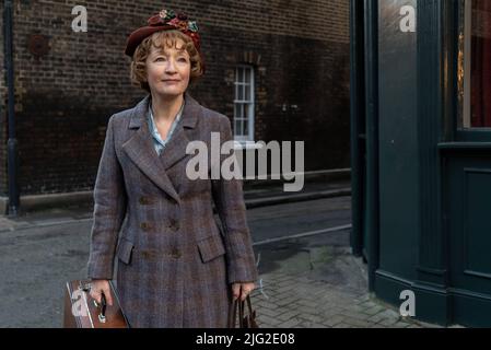 DATE DE SORTIE: 15 juillet 2022. TITRE: Mme Harris va à Paris. STUDIO : fonctionnalités de mise au point. DIRECTEUR: Anthony Fabian. COMPLOT : une femme de ménage veuve en 1950s à Londres tombe amoureuse d'une robe de couture Dior, et décide qu'elle doit avoir une de ses propres. AVEC: LESLEY MANVILLE comme Mme Harris. (Image de crédit : © Focus Features/Entertainment Pictures) Banque D'Images