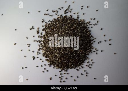 Prise de vue à angle supérieur de la mise au point sélective sur les graines de Chia isolées sur fond blanc. Accent sélectif sur Salvia Hispanica L.seeds alimentation riche en protéines Banque D'Images