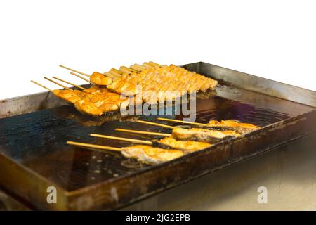 Découpe de brochettes de saumon grillé sur blanc isolé. Banque D'Images