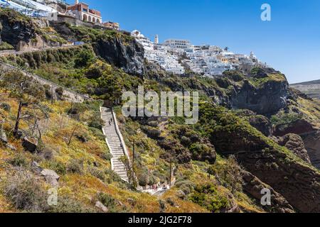 Vue panoramique sur les falaises de Santorin depuis le téléphérique de Fira, Grèce Banque D'Images