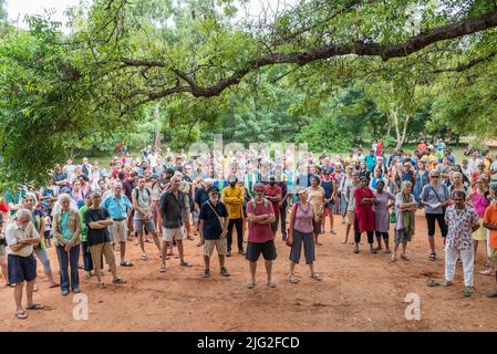 Auroville, Inde - 2nd juillet 2022 : 500 Aurovilians ont marché jusqu'au Banyan Tree en réponse à la menace qu'Auroville est actuellement confrontée et à soutenir le Banque D'Images