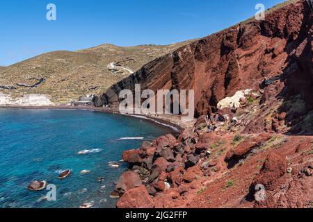 Le paysage pittoresque de Santorini Red Beach avec des falaises rouges surplombant la mer, Akrotiri, Grèce Banque D'Images