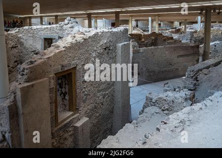 Vue sur le site archéologique d'Akrotiri, une ancienne ville minoenne détruite en 16th siècle et une destination touristique populaire à Santorin, Grèce Banque D'Images