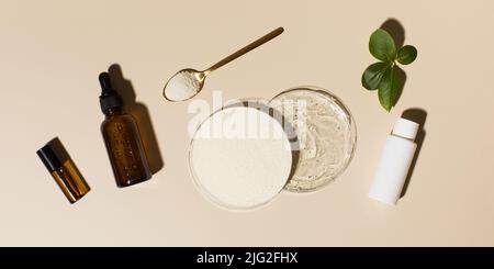 Cosmétiques anti-âge. Poudre de collagène et acide hyaluronique dans les boîtes de Pétri, les flacons cosmétiques et les feuilles. Banque D'Images