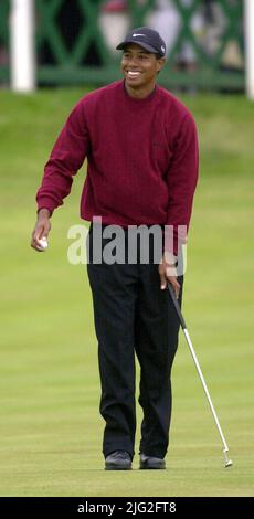 Photo du dossier datée du 23-07-2000 de Tiger Woods fête après avoir remporté le championnat de golf Open avec un score final de 19 sous par à St. Andrews, en Écosse. Un mois après avoir atteint un record majeur avec sa victoire de 15 coups à l'US Open, Woods en a établi un autre avec un total de 19 contre la normale. Date de publication : jeudi 7 juillet 2022. Banque D'Images