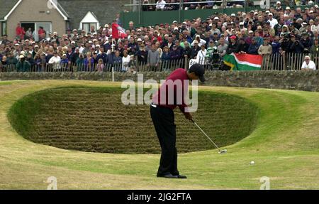 Photo du dossier datée du 23-07-2000 des putts de Tiger Woods aux États-Unis autour du bunker de 17th trous côté vert, lors de sa dernière partie du Championnat d'Open à St. Andrews. Un mois après avoir atteint un record majeur avec sa victoire de 15 coups à l'US Open, Woods en a établi un autre avec un total de 19 contre la normale. Date de publication : jeudi 7 juillet 2022. Banque D'Images