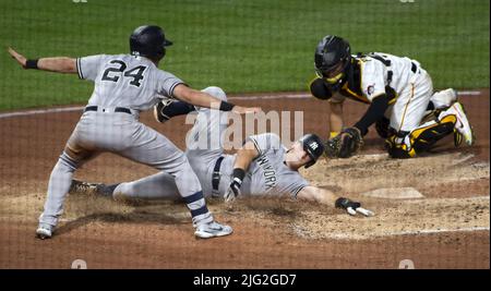 Pittsburgh, États-Unis. 06th juillet 2022. Le catcher des pirates de Pittsburgh Michael Perez (5) fait le tag et New York Yankees troisième baseman DJ LeMahieu (26) est à la maison comme New York Yankees désigné hitter Matt Carpenter (24) signal pendant le haut de la cinquième salle à manger au PNC Park mercredi 6 juillet 2022 à Pittsburgh. Photo par Archie Carpenter/UPI crédit: UPI/Alay Live News Banque D'Images