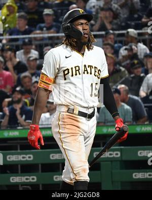 Pittsburgh, États-Unis. 07th juillet 2022. Le shortstop de Pittsburgh Pirates Oneil Cruz (15) réagit après la chaîne dans le septième dîner de la victoire de Yankees 16-0 au PNC Park le mercredi 6 juillet 2022 à Pittsburgh. Photo par Archie Carpenter/UPI crédit: UPI/Alay Live News Banque D'Images