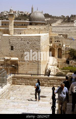 Vue panoramique de la vieille ville de Jeruslame depuis le Mont d'Oliver, jew cimenter juifs à la cimétrie des juifs, le Mont Zion, mur ouest, les gens qui prient au mur ouest, reconstruit le quartier des bijouteries et la ville de David crárdo, les gens dans la vie quotidienne à Jérusalem.la mosquée Al Aqsa et le temple de Mount Mosaue en Israël (Holand ) 3 septembre 2007 (Photo de Francis Dean/Dean Pictures) Banque D'Images