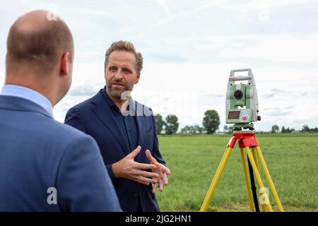 Pays-Bas, le 8th juillet 2022 - le ministre du logement Hugo de Jonge visite le Zuidplaspolder où un nouveau village sera construit avec 8000 maisons à Zuidplas Banque D'Images