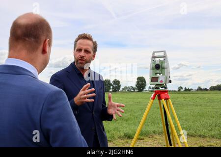 Pays-Bas, le 8th juillet 2022 - le ministre du logement Hugo de Jonge visite le Zuidplaspolder où un nouveau village sera construit avec 8000 maisons à Zuidplas Banque D'Images