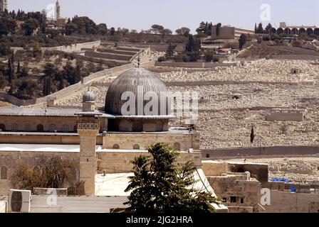 Vue panoramique de la vieille ville de Jeruslame depuis le Mont d'Oliver, jew cimenter juifs à la cimétrie des juifs, le Mont Zion, mur ouest, les gens qui prient au mur ouest, reconstruit le quartier des bijouteries et la ville de David crárdo, les gens dans la vie quotidienne à Jérusalem.la mosquée Al Aqsa et le temple de Mount Mosaue en Israël (Holand ) 3 septembre 2007 (Photo de Francis Dean/Dean Pictures) Banque D'Images