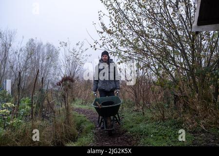 Pays-Bas, Amsterdam, le 2020-12-09. Rapport sur les jardins partagés et l'agriculture urbaine à Amsterdam. Ici, Anna's Tuin & Ruigte qui est un permacultu Banque D'Images