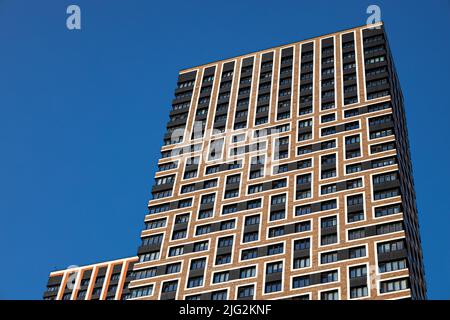 Moscou, Russie - 01 juillet 2022 : immeuble résidentiel moderne contre le ciel Banque D'Images