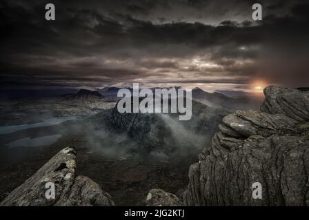 Lever du soleil sur les montagnes Assynt et Coigach dans les montagnes du nord-ouest de l'Écosse. Banque D'Images