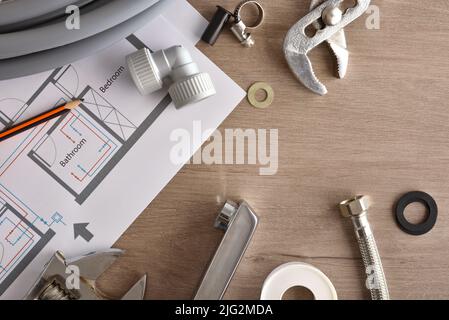 Entretien de la plomberie à domicile avec le matériel et les outils sur la table en bois. Vue de dessus. Composition horizontale. Banque D'Images