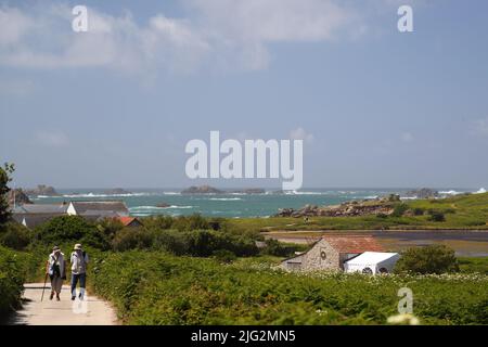 Un couple âgé marchant le long d'une ruelle de campagne sur Bryher, Isles of Scilly, Royaume-Uni Banque D'Images