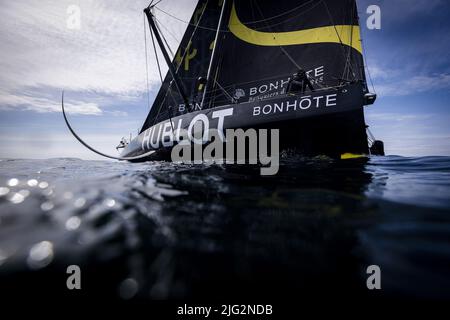 Skipper Alan Roura sur Imoca Hublot pendant l'entraînement pré-originaire pour la route du rhum Lorient, France, le 22 avril 2022, photo Pierre Bouras / DPPI Banque D'Images