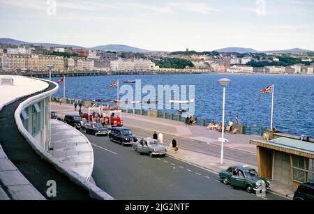 Taxis alignés dans la rue vue de l'aérogare maritime, Douglas, Isle of Man, British Crown Dependency c 1965 Banque D'Images