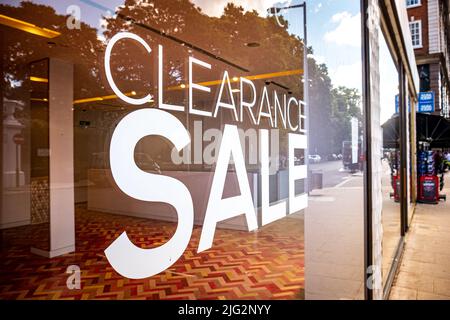 Fenêtre de magasin vide avec le texte « Vente de liquidation » Banque D'Images