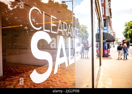 Fenêtre de magasin vide avec le texte « Vente de liquidation » Banque D'Images
