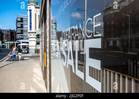 Fenêtre de magasin vide avec le texte « Vente de liquidation » Banque D'Images