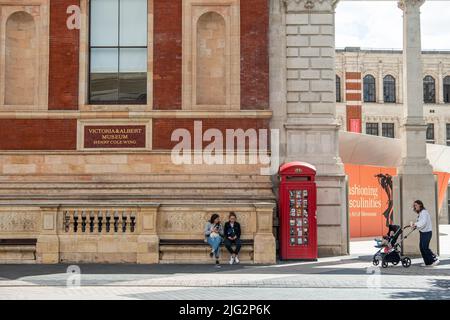 Londres - juin 2022 : Musée Victoria et Albert. V&A « Henry Cole Wing », South Kensington Banque D'Images