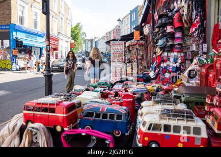 Londres - 2022 juin : marché de Portobello à Notting Hill, à l'ouest de Londres. Un marché de rue célèbre pour ses antiquités. Banque D'Images