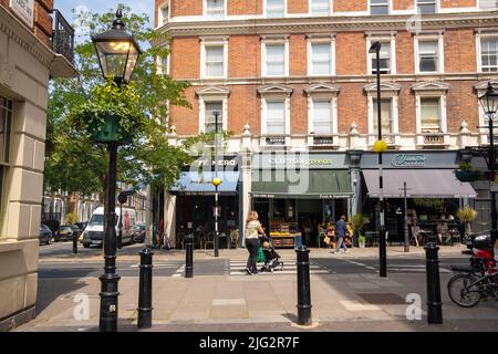 Londres - 2022 juin : boutiques High Street sur Clifton Road, W9 West London Banque D'Images