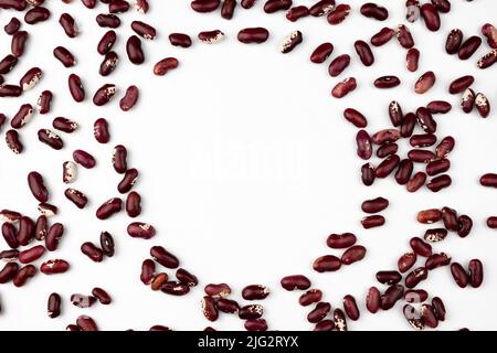 cadre de beaucoup de grains de haricots secs vue de dessus, texture de haricots rouges, arrière-plan de la nourriture gros plan Banque D'Images