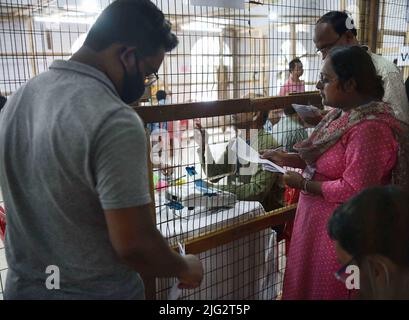 Membres du personnel électoral avec un système de vote électronique (EVM) lors du dépouillement des votes de l'élection partielle de l'Assemblée de Tripura, dans un centre de dépouillement à Agartala. Tripura, Inde. Banque D'Images